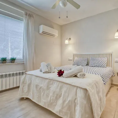 Semesterbostad Petite Fleur By Interhome *